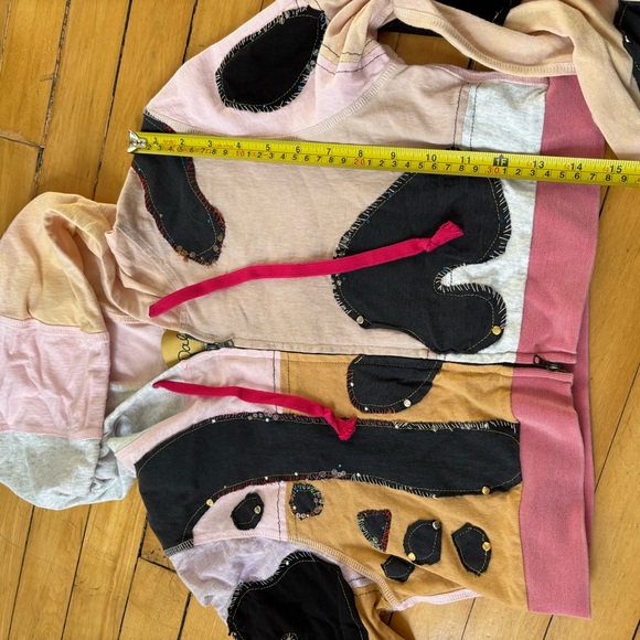 Colorblock Patchwork Cropped Hoodie with Heart Motifs - Picture 4 of 7